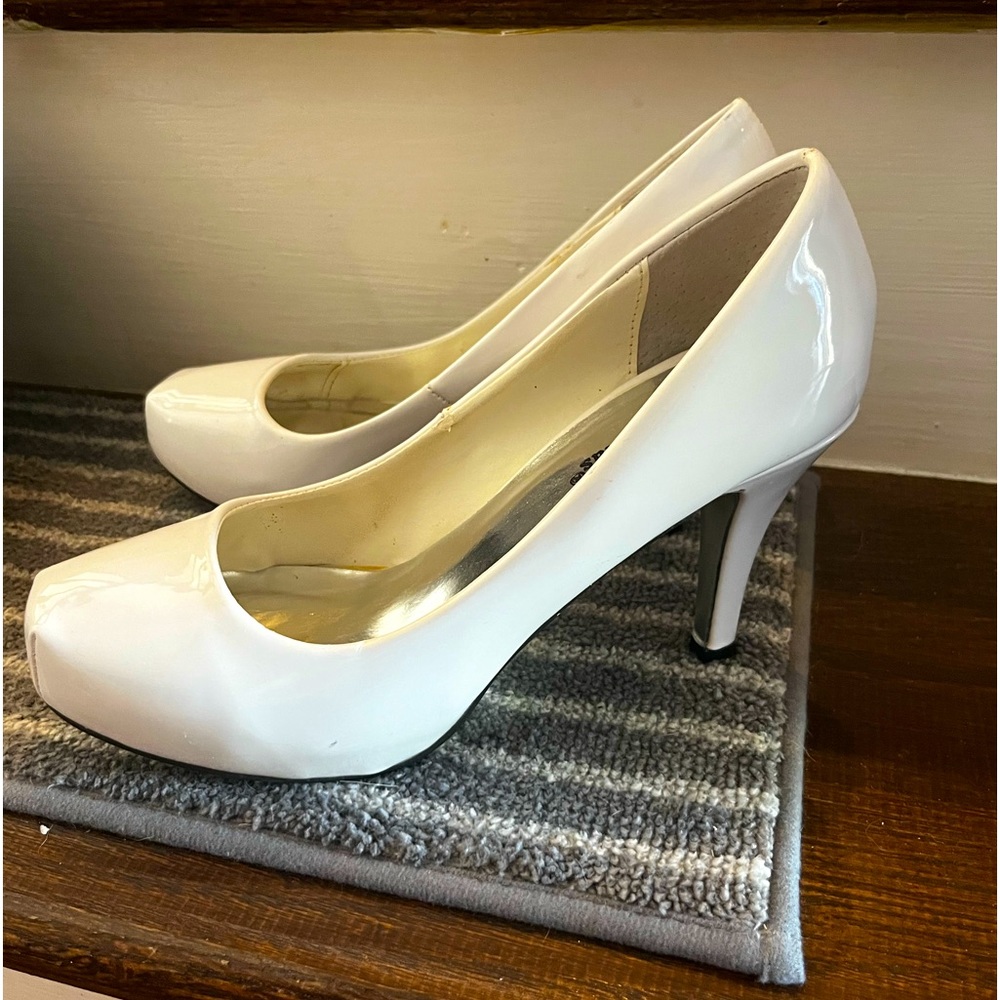 White PIERRE DUMAS patent leather dress heels